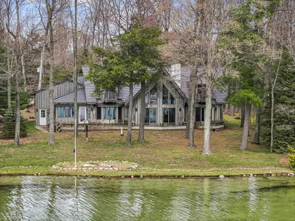 45 W Traverse Lake, Maple City, MI 49664