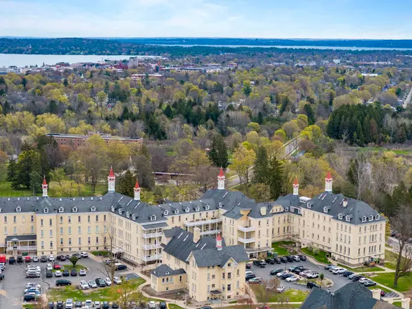 830 Cottageview #403, Traverse City, MI 49684