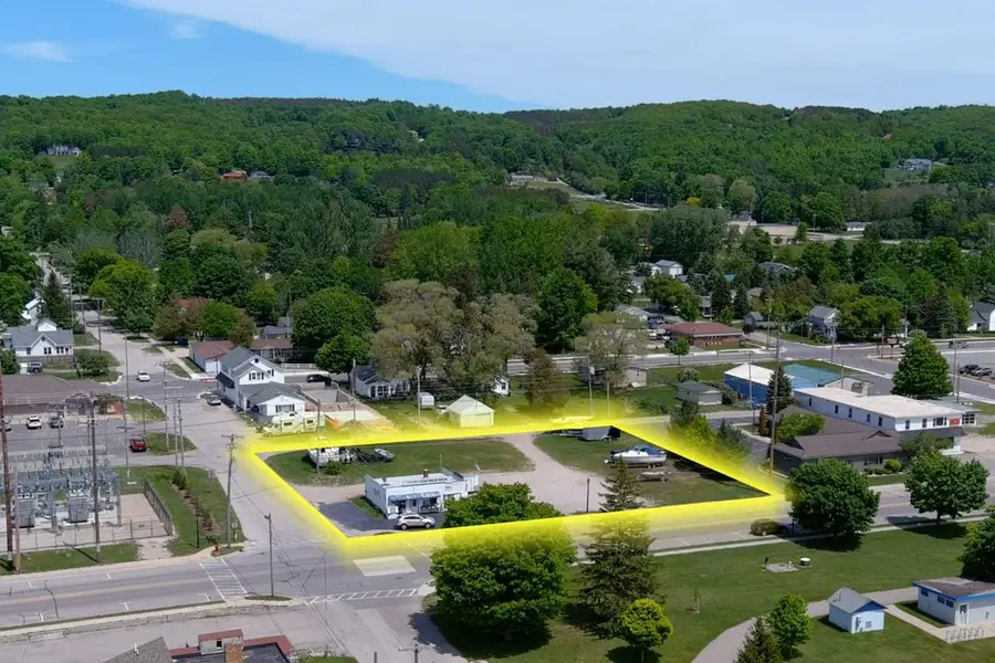 903 Main, Frankfort, MI 49635 - #3