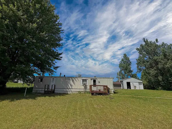 1395 E Duck Lake, Grawn, MI 49637