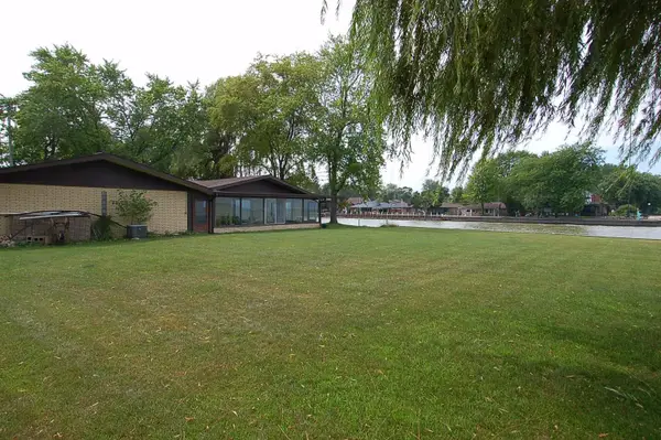 227 Bayside, Bay City, MI 48706