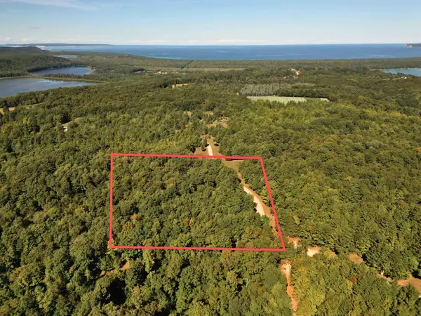 000 W Hlavka, Maple City, MI 49664