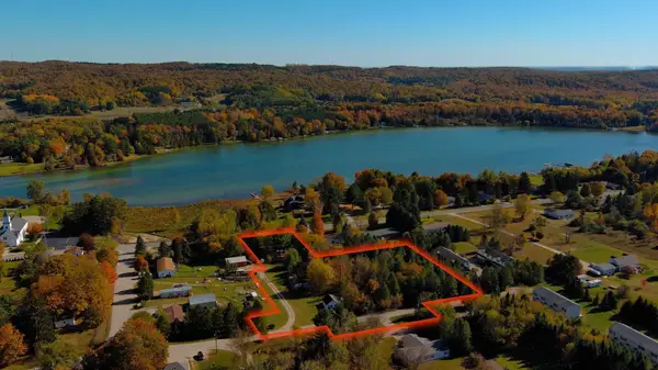 512 S Lake Shore, Lake Leelanau, MI 49653