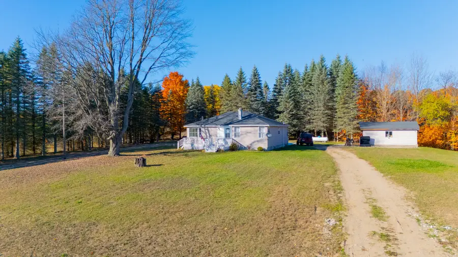 2703 E Moorsetown Road, Lake City, MI 49651 - Image #2