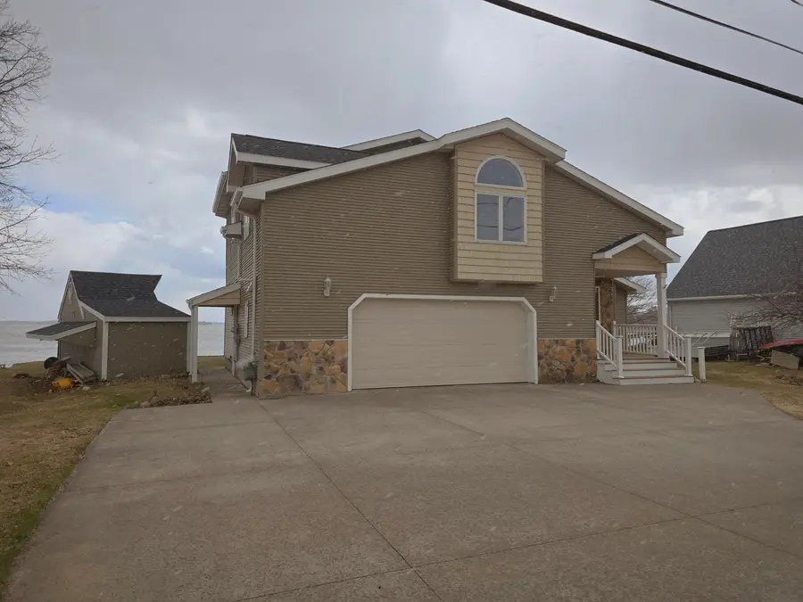 12739 E Houghton Lake Drive, Houghton Lake, MI 48629 - #2