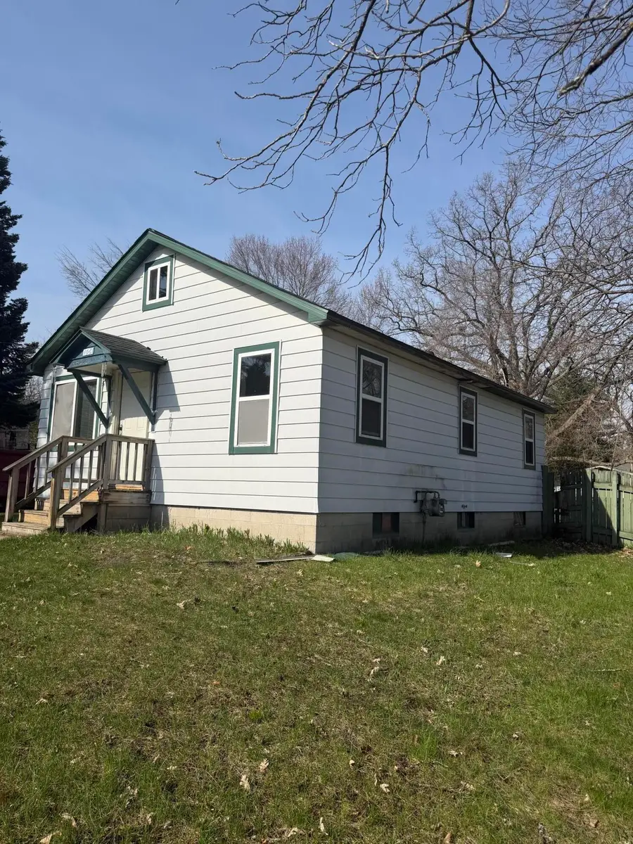 106 Columbus Avenue, Houghton Lake, MI 48629 - #2