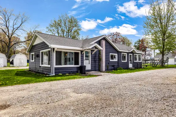 7697 E Houghton Lake Drive, Houghton Lake, MI 48629