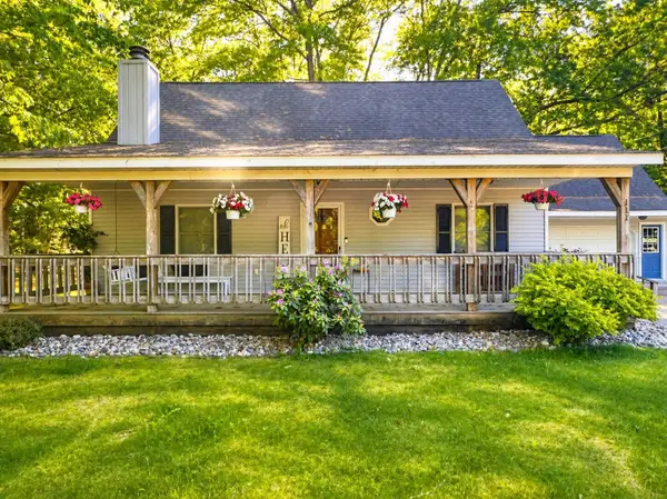 111 Chippewa Trail, Prudenville, MI 48651