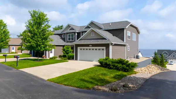 4876 W Houghton Lake Drive, Houghton Lake, MI 48629
