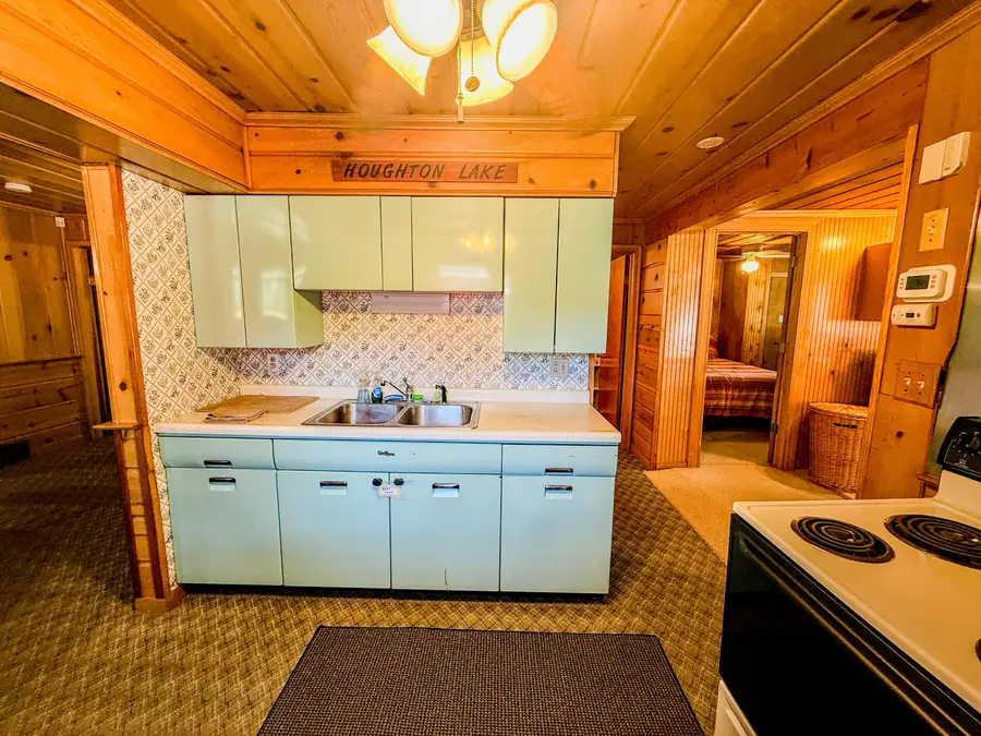 113 Lakeview Avenue, Houghton Lake, MI 48629 - #3