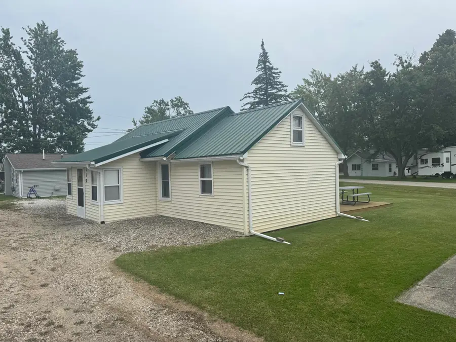 110 Walter Street, Houghton Lake, MI 48629 - #3