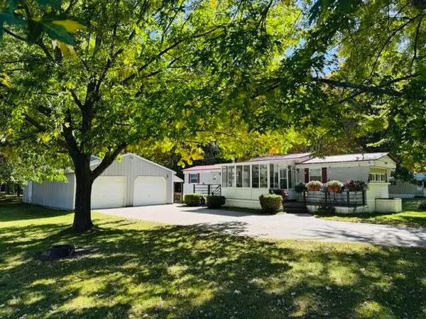4844 N Higgins Lake Road, Houghton Lake, MI 48629