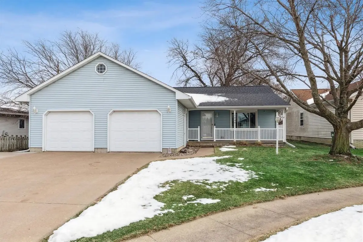 1045 Sweet Briar Lane, Clinton, IA 52732 - Image #1