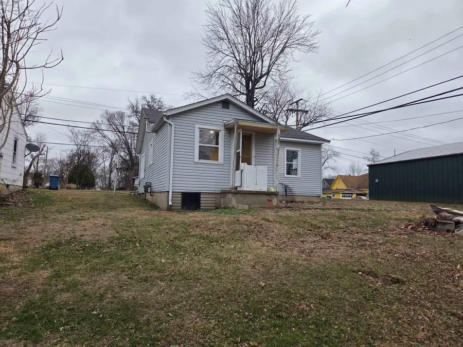 107 W Carpenter Street, McLeansboro, IL 62859 - Image #2