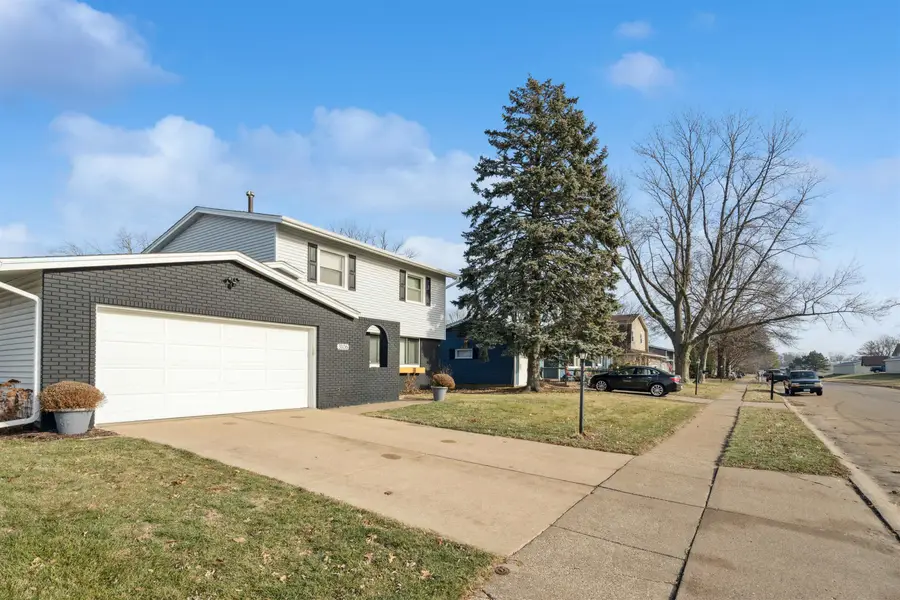 3106 Dundee Lane, Bettendorf, IA 52722 - Image #3