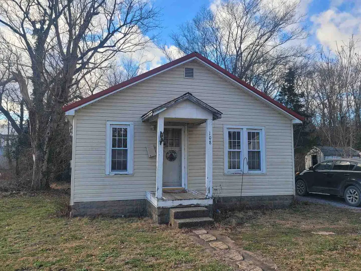 108 N Walnut Street, McLeansboro, IL 62859 - #1