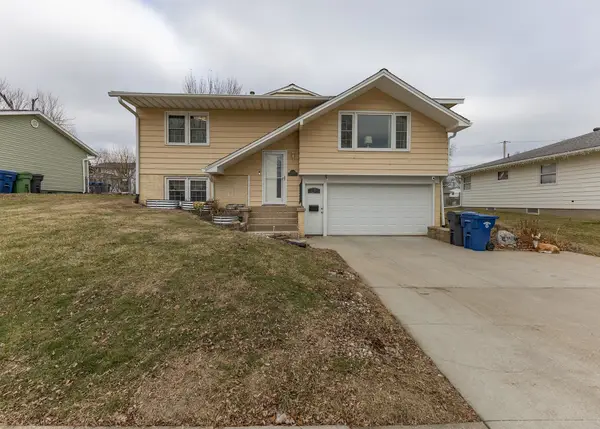 564 Scenic Dr Drive, Clinton, IA 52732