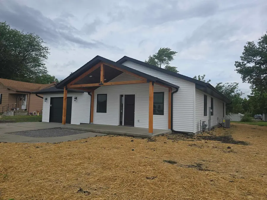 1005 Augusta Road, Carthage, IL 62321 - #2