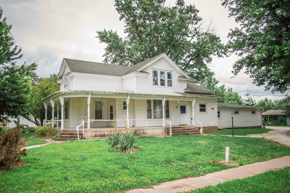 106 E Washington Street, Mendon, IL 62351 - #1