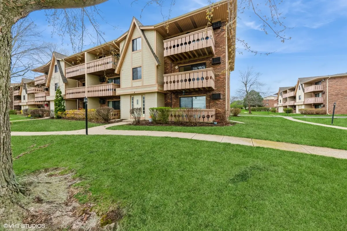 4 Parkside Court #8, Vernon Hills, IL 60061 - #1