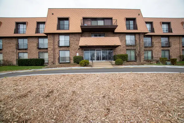 4050 Dundee Road #203, Northbrook, IL 60062