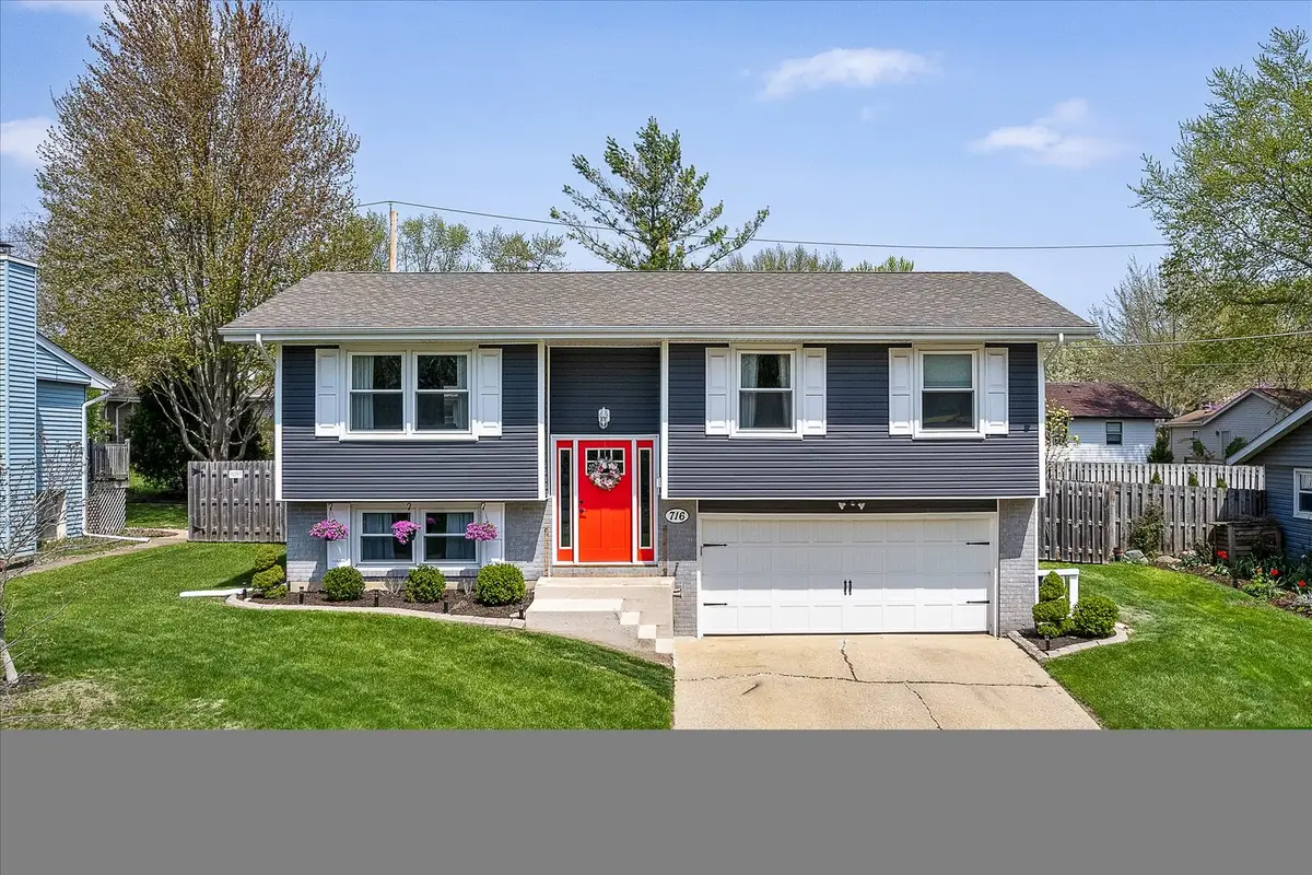 716 S 9th Avenue, Saint Charles, IL 60174 - #1