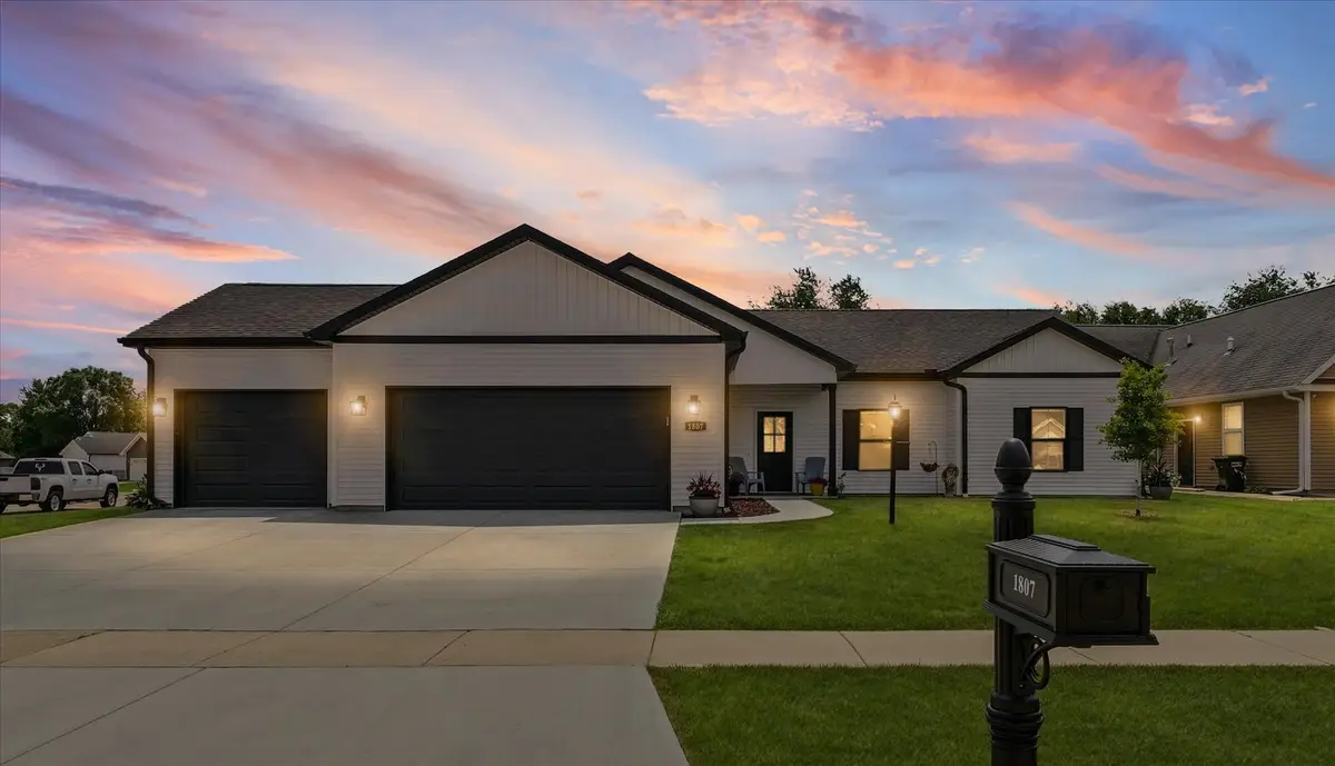 1807 E Fairfield Circle, Urbana, IL 61802 - Image #1