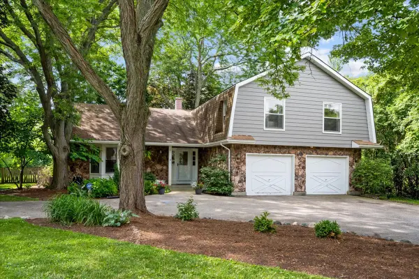 308 Signe Court, Lake Bluff, IL 60044