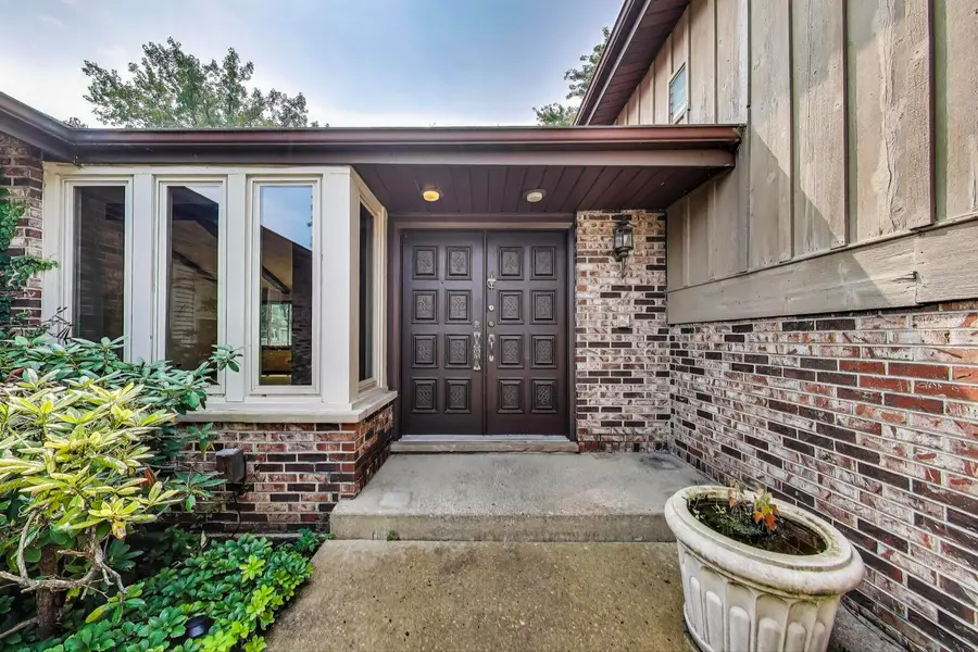 823 N Cambridge Row Road, Addison, IL 60101 - Image #3