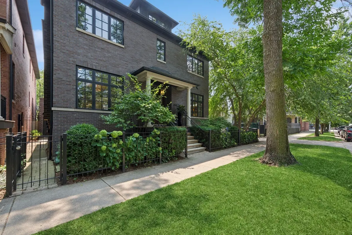 2039 W Berteau Avenue, Chicago, IL 60618 - Image #1