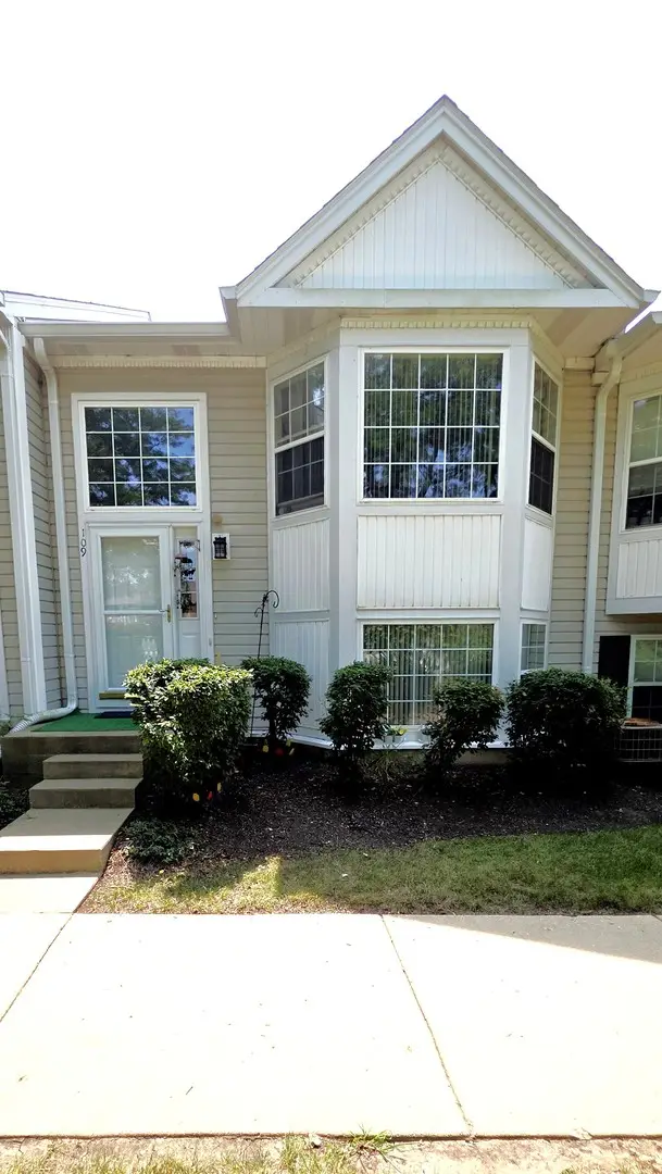 109 E Victoria Circle, North Aurora, IL 60542 - Image #2