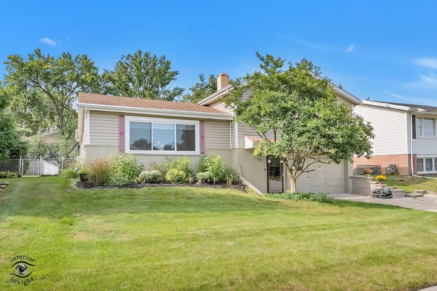 8838 Oakwood Drive, Hickory Hills, IL 60457 - Image #2
