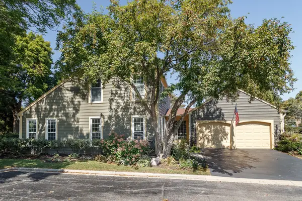 8 The Court Of Charlwood, Northbrook, IL 60062