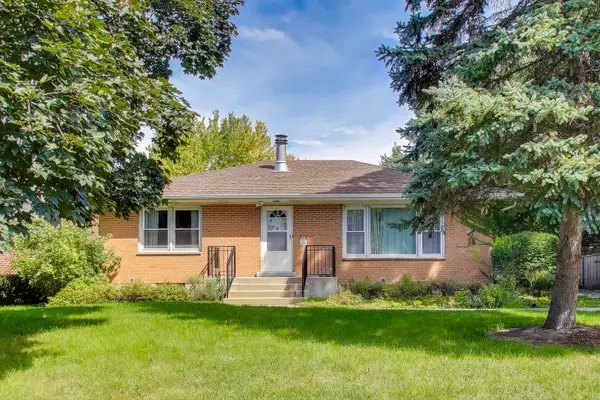 927 Half Day Road, Highland Park, IL 60035