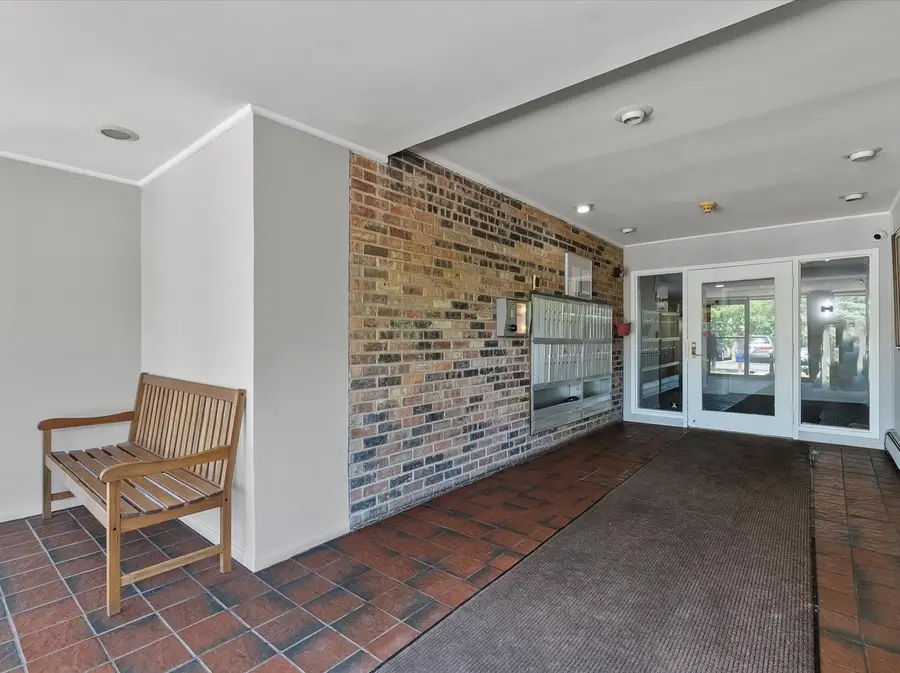 940 E Old Willow Road #305, Prospect Heights, IL 60070 - Image #3