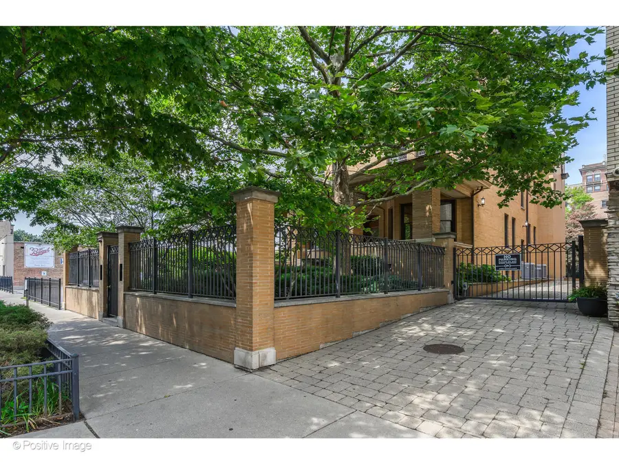 536 W Barry Avenue, Chicago, IL 60657 - Image #2