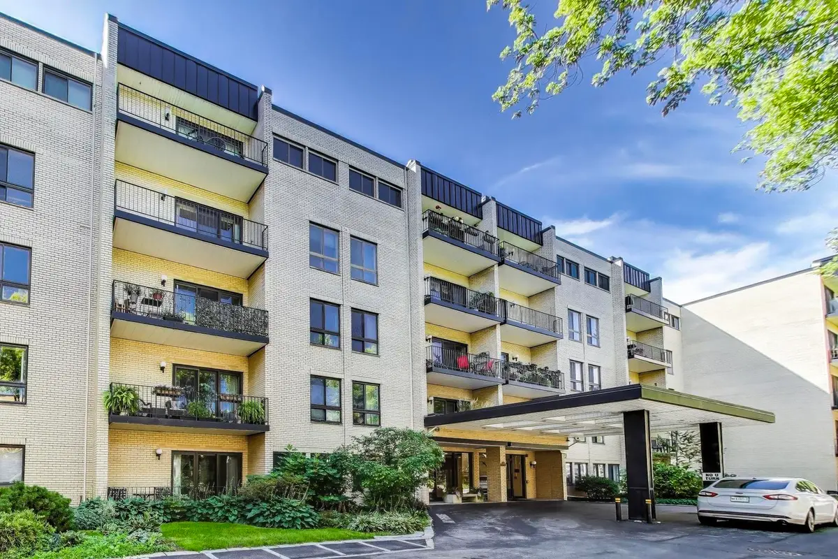 221 N Kenilworth Avenue #105, Oak Park, IL 60302 - Image #1