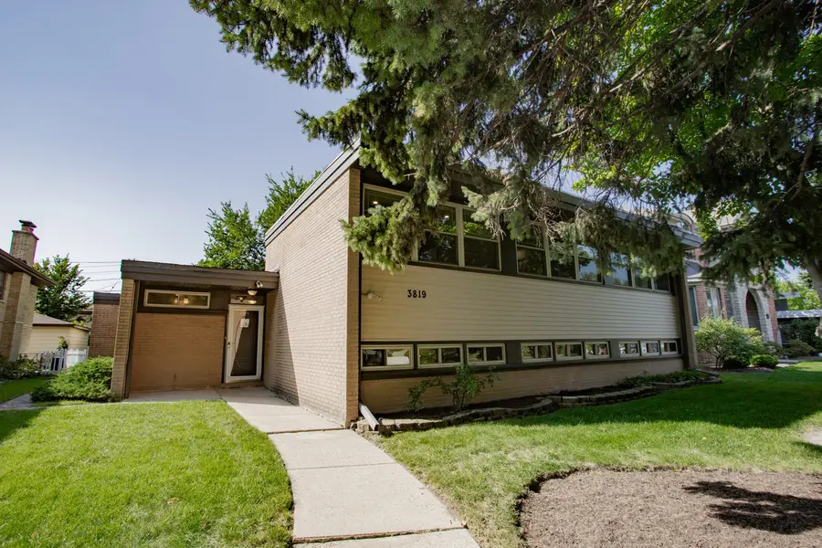 3819 W Greenleaf Avenue, Lincolnwood, IL 60712 - Image #2