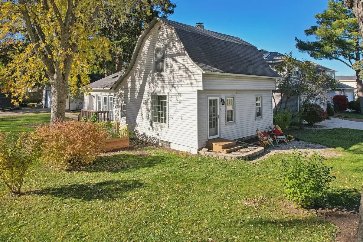 390 N Garfield Boulevard, Grayslake, IL 60030 - Image #1