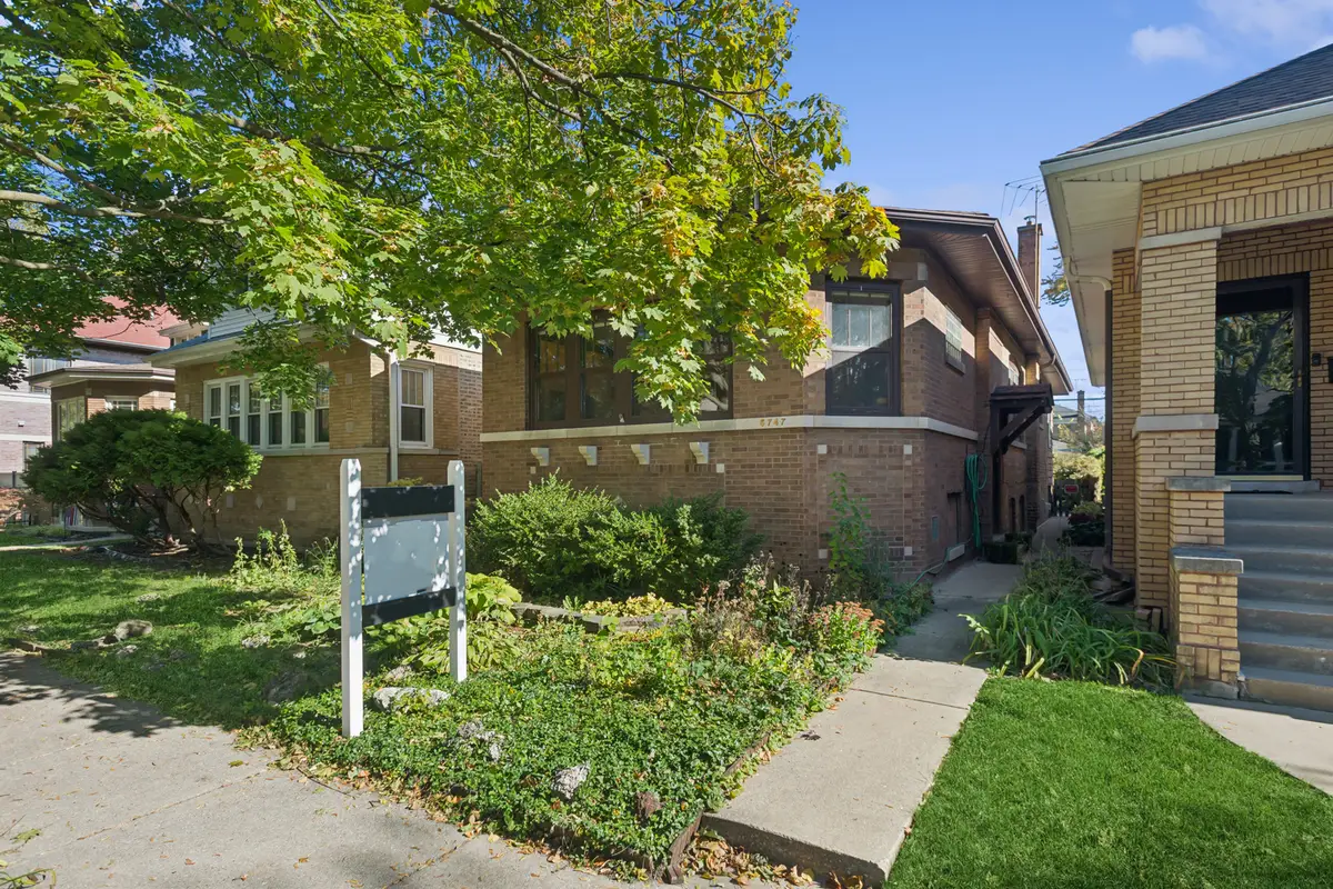 5747 N Sacramento Avenue, Chicago, IL 60659 - Image #1