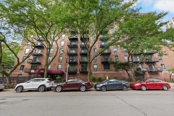 3900 N Pine Grove Avenue #910, Chicago, IL 60613