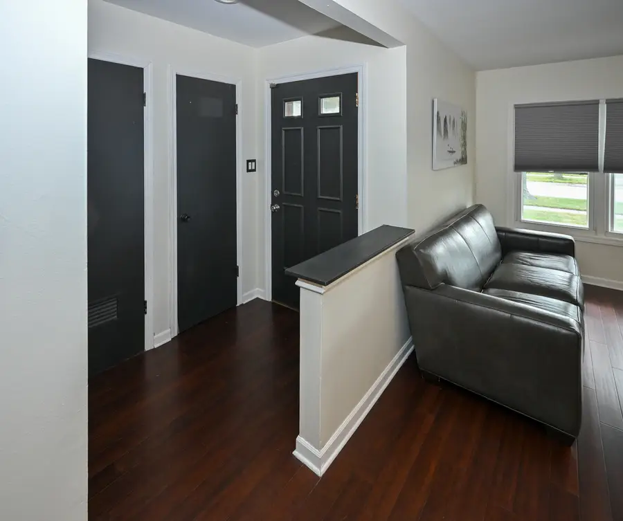 580 Walnut Lane, Elk Grove Village, IL 60007 - Image #2