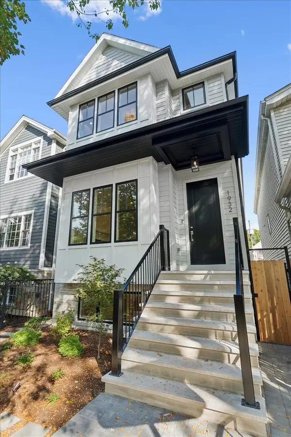 1932 W Wolfram Street, Chicago, IL 60657