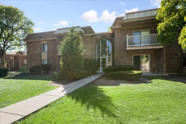 2426 N Kennicott Drive #1B, Arlington Heights, IL 60004