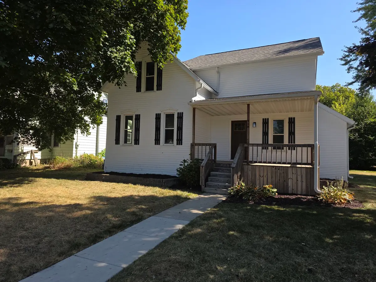 908 1st Avenue, Sterling, IL 61081 - #1