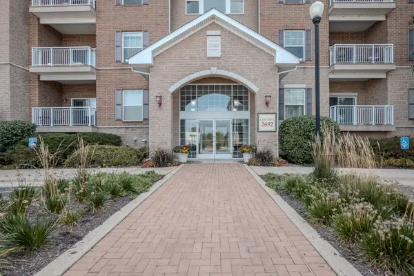 2692 Stone Circle #203, Geneva, IL 60134