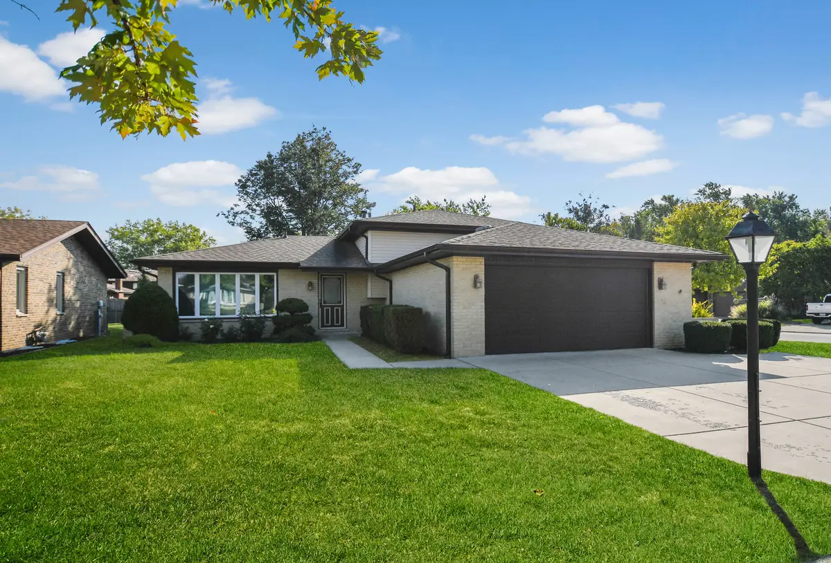 11201 S Deerpath Lane, Palos Hills, IL 60465 - Image #1