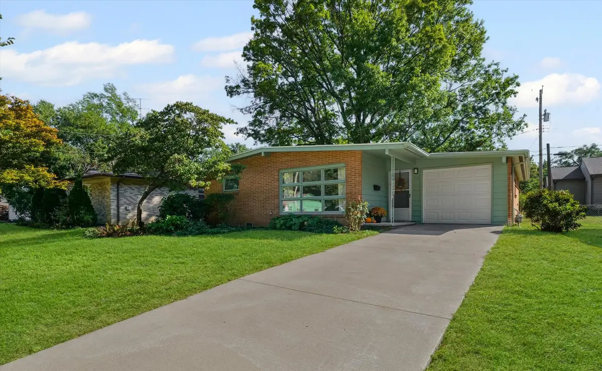 907 E Burkwood Drive, Urbana, IL 61801 - Image #1