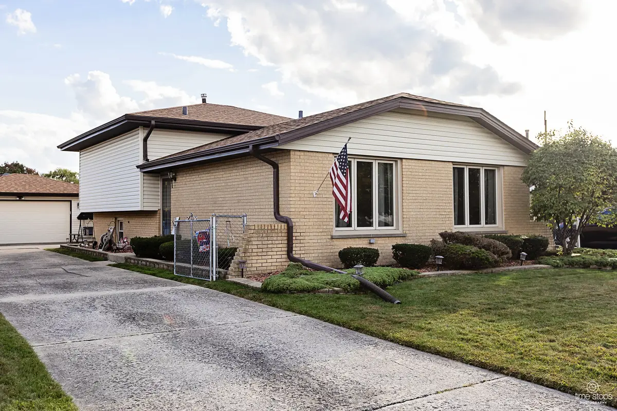 5733 W 101st Place, Oak Lawn, IL 60453 - Image #1