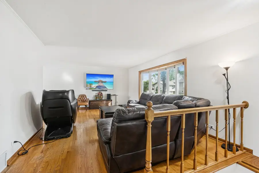 1504 E Emmerson Lane, Mount Prospect, IL 60056 - Image #2